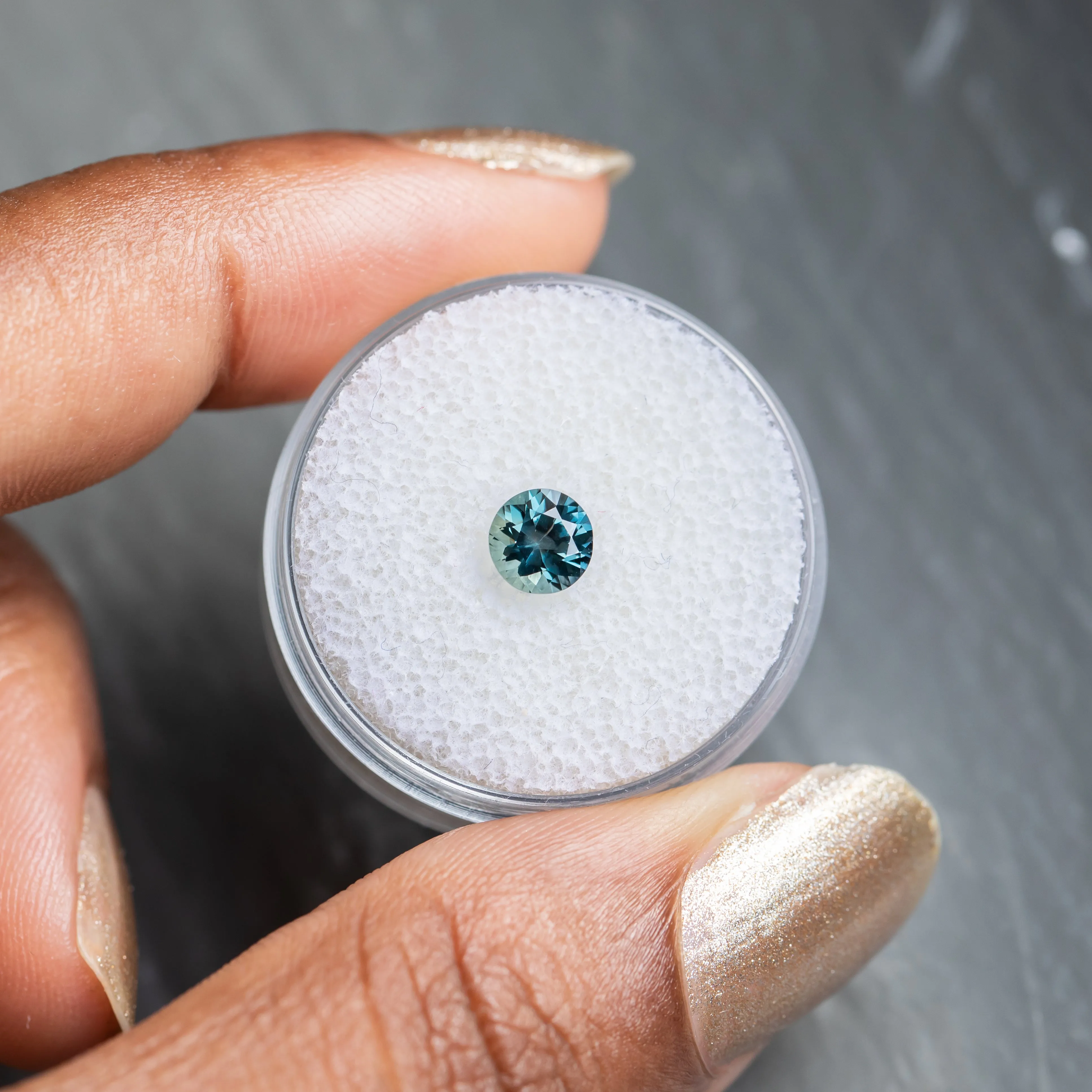 0.83CT ROUND BRILLIANT SONGEA SAPPHIRE, DENIM BLUE WITH BRIGHT TEAL FLASHES, 5.60X3.70MM