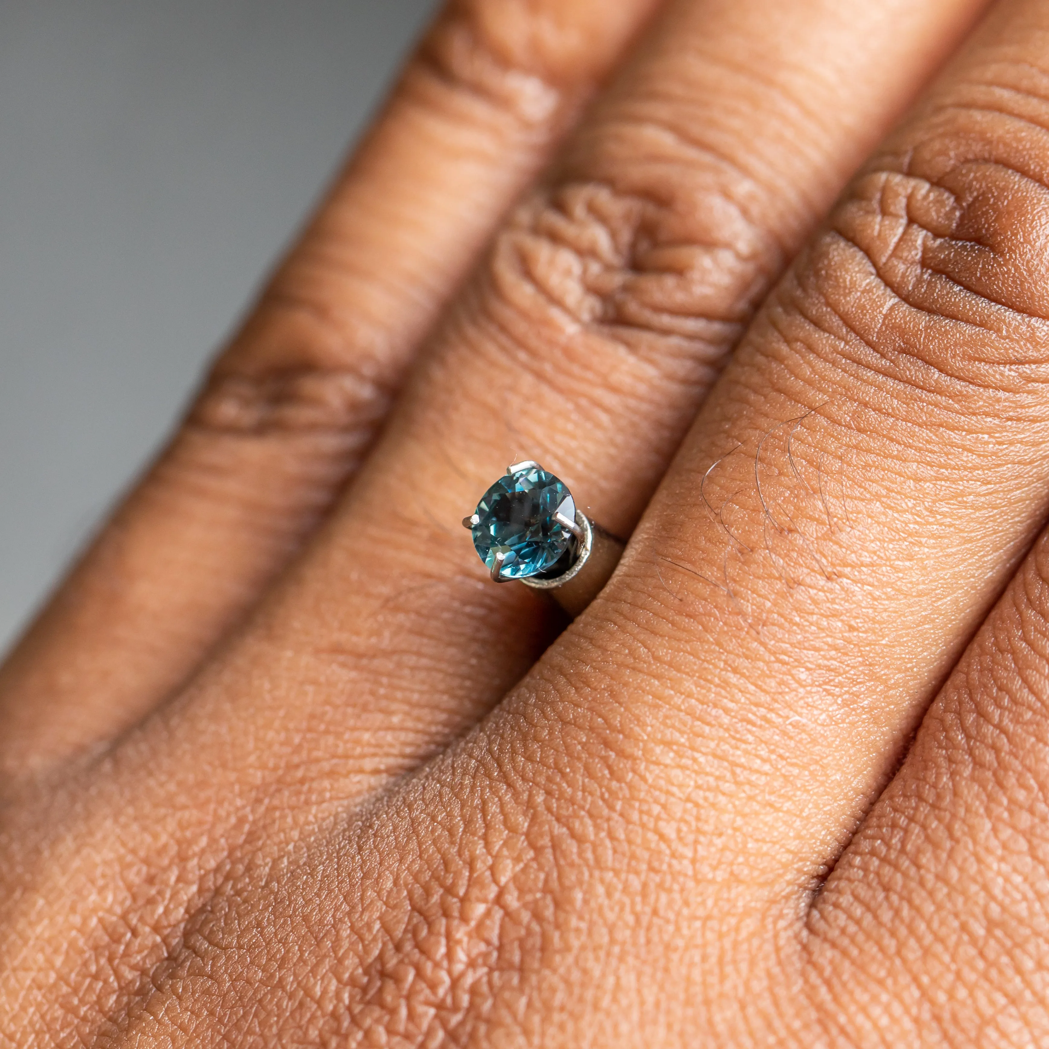 0.83CT ROUND BRILLIANT SONGEA SAPPHIRE, DENIM BLUE WITH BRIGHT TEAL FLASHES, 5.60X3.70MM