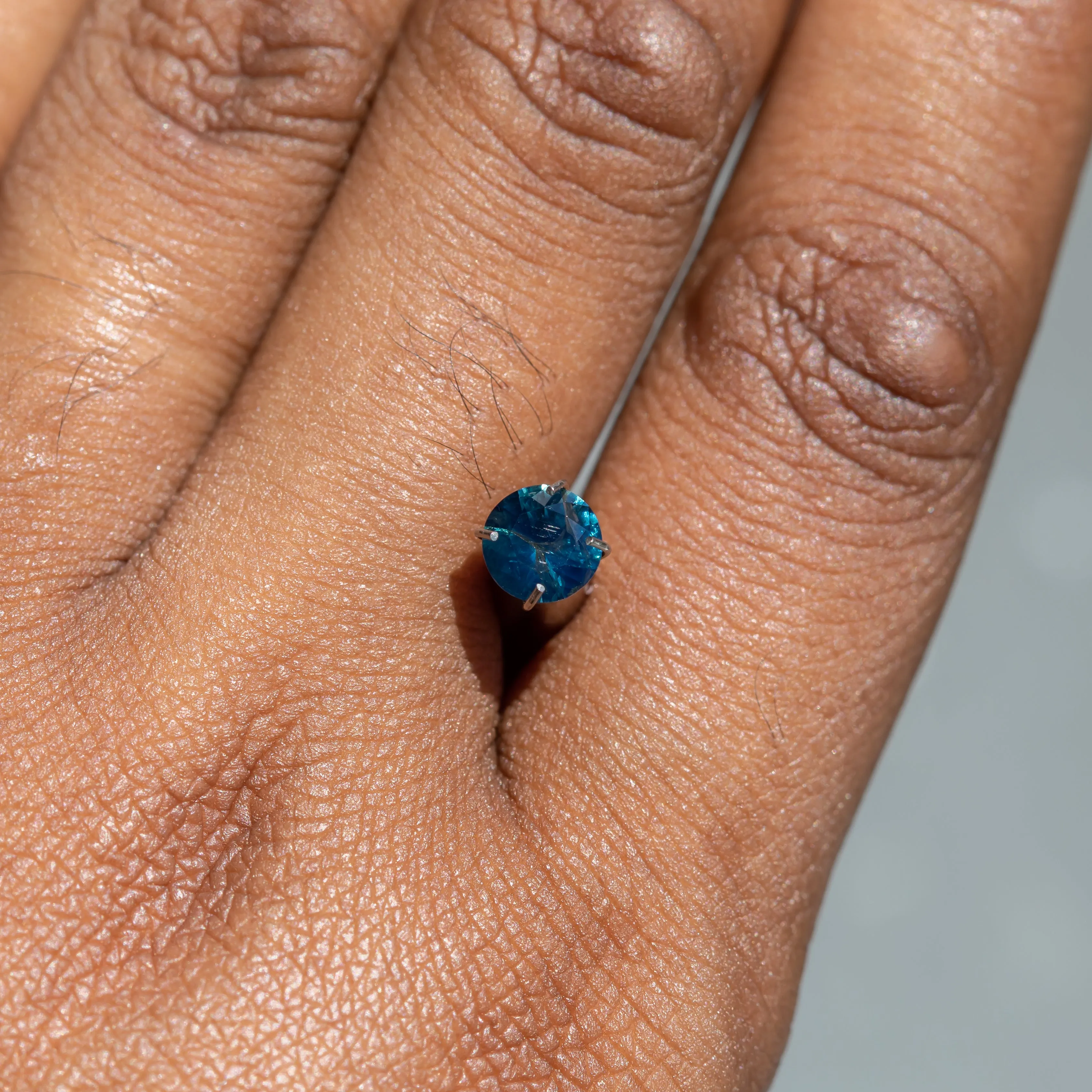 0.94CT ROUND BRILLIANT NIGERIAN SAPPHIRE, SILKY BLUE, 5.96X5.89MM, UNTREATED